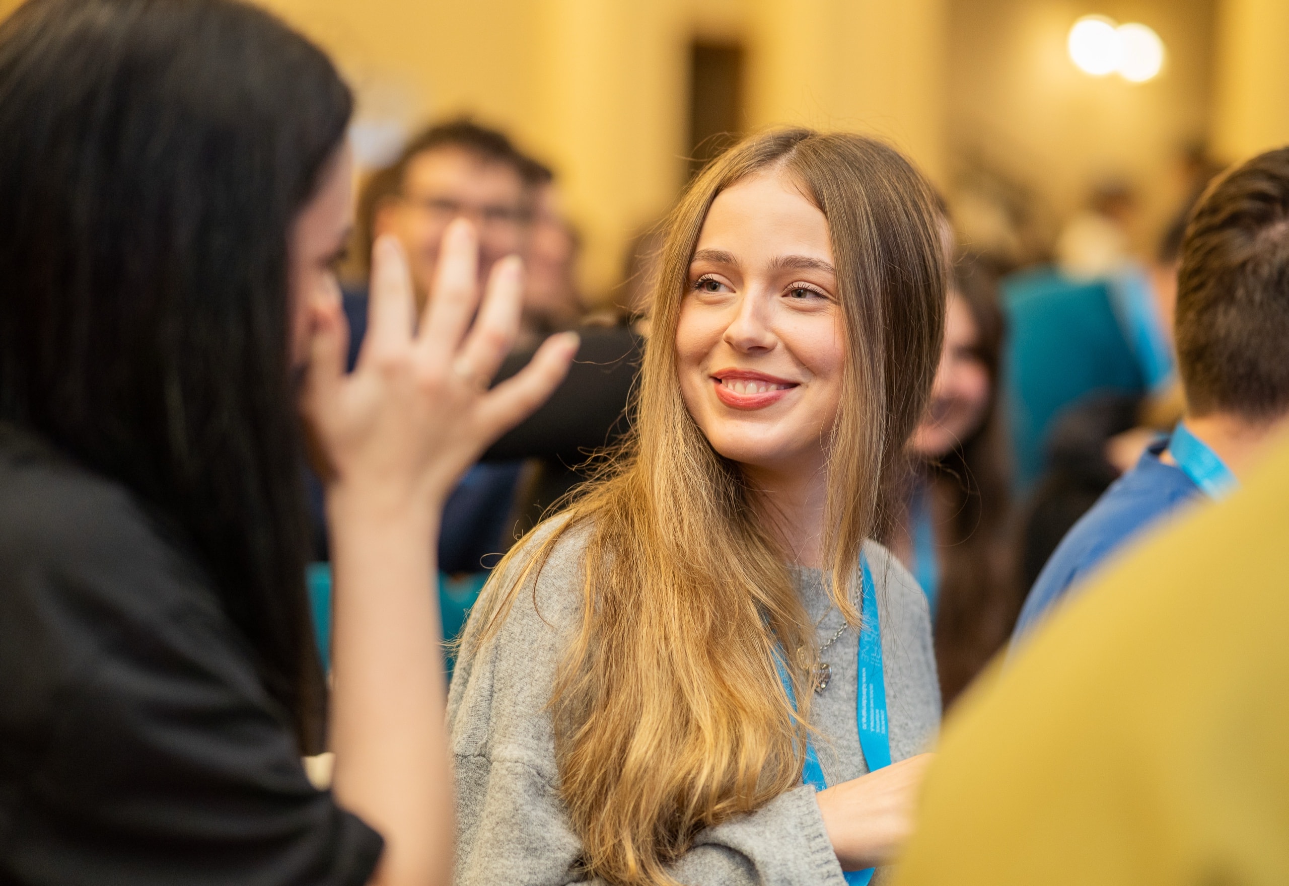 O studentă zâmbește în timpul unei conversații la Ready for the Future 2025